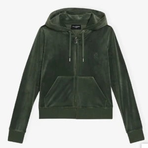 Juicy Couture Hoodie - Mörkgrön Juicy Couture Hoodie. Nyskick med lapparna kvar. Storlek M.