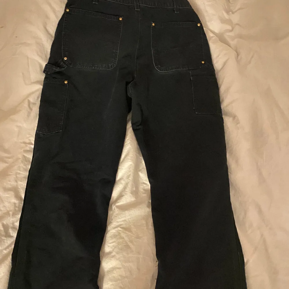 Snygga custom jeans, det är Carhartt från början men tagit bort lappen, bra skick skriv för fler frågor. . Jeans & Byxor.