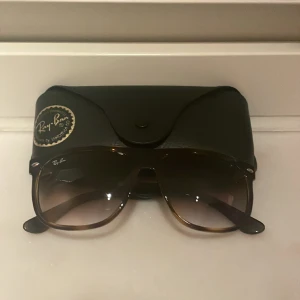 Rayban boyfriends  - Säljer dessa sjukt snygga rayban boyfriends, köptes i somras men endast använda ett fåtal gånger. Perfekta solglasögon till våren och sommaren som kommer. Hör av er vid frågor