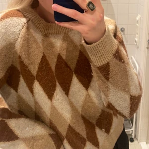 Cozy stickad tröja - Brun/beige i olika nyanser och så fantastiskt material. Så härlig och mysig men använder tyvärr inte tillräckligt ofta. Hoppas någon annan njuter av den! Använd ”köp nu”😘😘