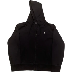 Polo Ralph Lauren - En svart Polo Ralph Lauren zip-up i storlek M. Den är i väldigt bra skick, tveka inte att skriva till mig om du har några frågor!