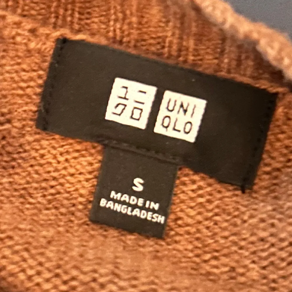 Ass fet stickad tröja ifrån uniqlo, tröjan är i färgen beige, modellen är 184 cm och 68kg, tveka inte att skriva vid frågor💃🏻. Stickat.
