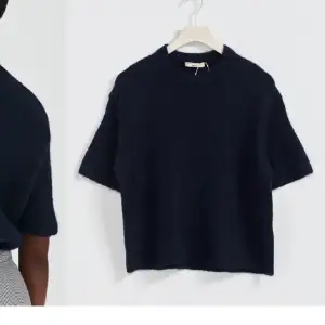 Osäker om jag vill sälja använd 1 gång och vet inte om de va riktig min färg av tröja! Den är mörkblå ser oanvänd ut i storlek S! 