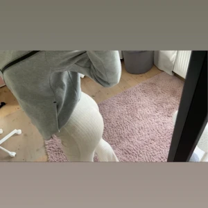 Yoga pants  - Beiga yoga pants i ribbat tyg, super mysiga och formar eft kropp. Inga defekter. Säljer pga har flera andra så kommer ej t användning. Säljer billigt då ja behöver plats i garderoben. 