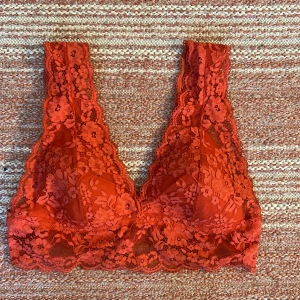 Spets bh/top - Jätte fin spets-top/bh som bara inte är min stil så jag säljer den vidare, använd 3 ggr Rosa orange till färgen