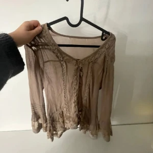 Blus - Fin blus/kofta som är köpt på plick (lånade bilder). Har två hål i nacken efter etiketten