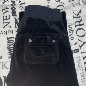 Juicy coutore byxor  - Jätte snygga juicy coutore byxor,svarta och storlek xs men passar också S, jätte bra skick. Säljer pga ingen andvändning. Priset kan diskuteras. Kan också mötas upp i limnhamn eller Bunkeflo/klagshamn