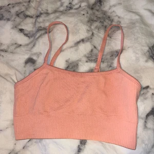 Knappt använd sport-bh från Aimn - Nyskick och så fin färg. Fanns inget förval som stämmer på färgen, men den är mer peach/ljuskorall-ish. Skriv gärna för fler bilder ☺️