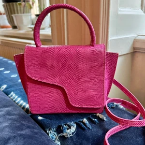 ATP Atelier Montalcino Mini - ATP Atelier Montalcino mini i en helt underbar ceriserosa. I princip oanvänd i perfekt skick. Dust bag ingår. Nypris 3600:- 