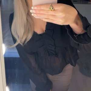 Blus vero Moda  - Använt kanske tre gånger, jätte fin blus men ja tycker inte jag passar i den