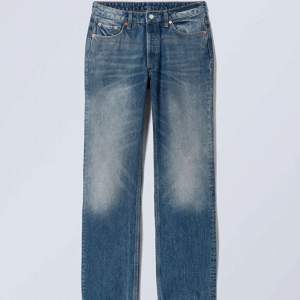 Helt oanvända jeans från weekday i modellen Pin och färgen vintage blue💙 Köpta för några månader sen men har aldrig kommit till användning😋