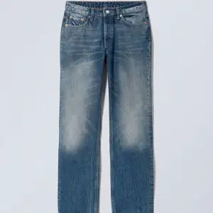 Helt oanvända jeans från weekday i modellen Pin och färgen vintage blue💙 Köpta för några månader sen men har aldrig kommit till användning😋