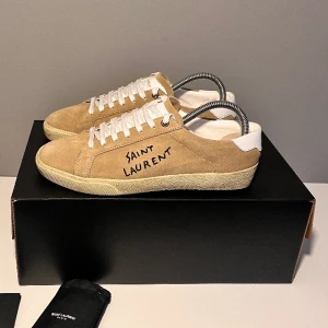 Saint Laurent  - Säljer ett par saint Laurent skor i storlek 39, cond 10/10 endast testade. Kommer med OG box, extra snören samt booklet