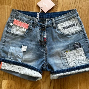 Snygga Jeans Shorts - Nypris: 499 kr - Säljer super snygga jeans shorts från Wiya. * Storlek: XS * Helt Nya !  * Nypris: 499 kr  🌸🌸🌸