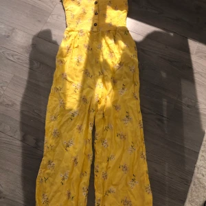 Byxdress barn 152  - Byxdress 152 barn gul 