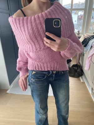 Rosa stickad tröja💕💐🌺💗🌷 - Säljer min jättefina stickade rosa tröja från gina då den sällan kommer till användning!   Använd ett fåtal gånger. Ordinarie pris var 400-500 kr ! (jag minns inte riktigt)