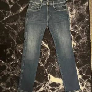 Säljer mina nya replay anbass jeans utan prislapp! Har aldrig använt dem då de är för stora för mig! 10/10 skick.   
