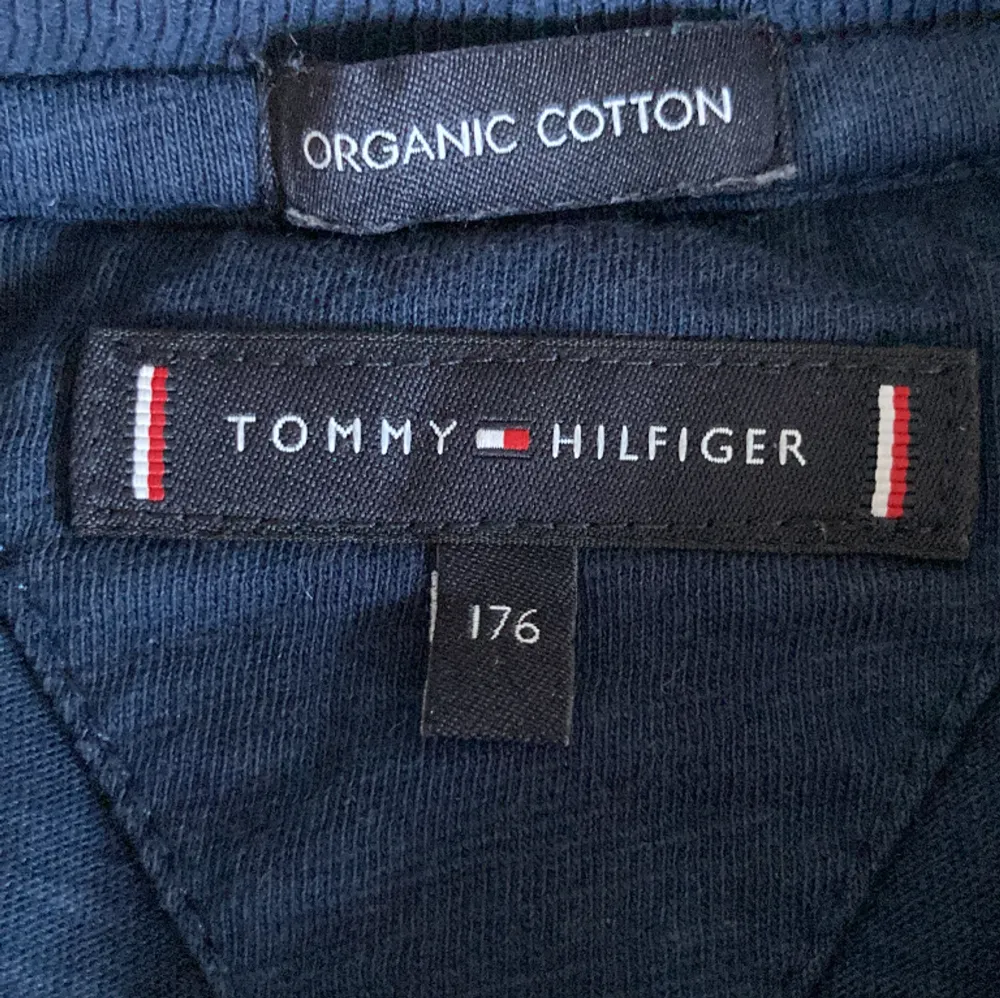Hej jag säljer min Tommy hilfiger T-shirt som är för liten för mig nu använd fåtal gånger bra skick storlek 176 en mörk blå T-shirt . T-shirts.
