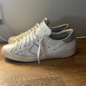 Philippe Model Skor - Säljer dessa snygga Philippe Model skorna, skick 7/10 rätt slitna intuti skon, skriva gärna vid frågor eller funderingar. Priset går att diskutera 