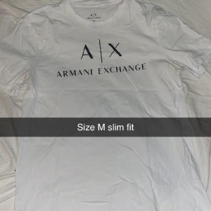 Armani exchange t shirt - Fräsch armani t shirt som ej används Vit skön färg till sommaren Enkel och bra kan mycket väl ges i present M men kan passa S Pris kan diskuteras
