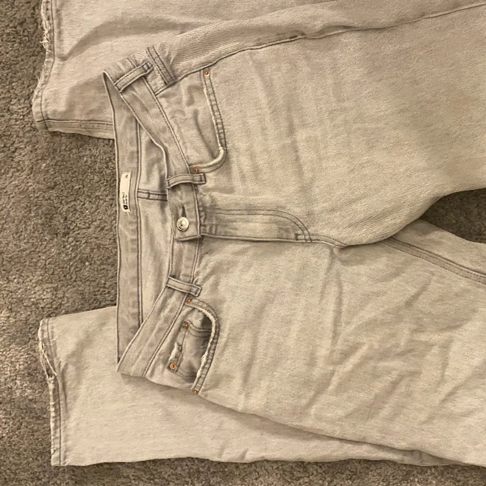 Low waist jeans från Gina Tricot, nästan som nya bara där bak längst ner då dem dragits i marken då dem är för långa för mig, nypris:499:- säljer för 300. pris går att diskuteras vid snabb affär . Jeans & Byxor.