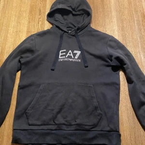 ARMANI HOODIE  - Hej, säljer nu min Armani hoodie. Den har ett litet hål men inget man ser.  Pris kan diskuteras.  