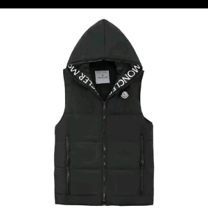 Moncler väst - Äkta 100%.Skön Moncler väst. Kvitto ingår. Kartong ingår. Snabb leverans.