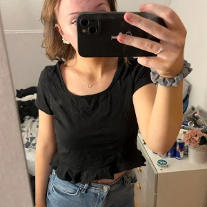 Tshirt - Oanvänd ny tshirt med volang längst ner. Den är normal lång i längden. Jätte skön och inte så tjockt material💗