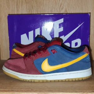Nike sb dunk low barcelona - Skick 8/10 finns en stor skada på hälen men utom det är skicket väldigt bra 💯 hör av er för tydligare bilder👑 all og✅ äkthetsbevis från check check om så önskas💯