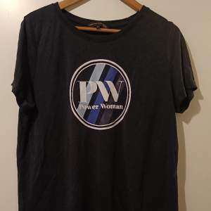 Säljer den här Pernilla Wahlgren t-shirt, då den inte kommer till användning längre. Storlek L