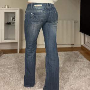 Fina lågmidjade jeans. Midjemått 38 cm rätt över. Innerbenslängd 77 cm.