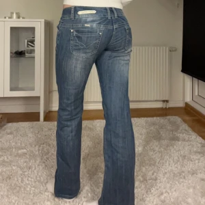 Lågmidjade jeans - Fina lågmidjade jeans. Midjemått 38 cm rätt över. Innerbenslängd 77 cm.