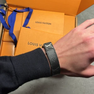 Lv armband  - Riktigt fet armband. Köpt i Stockholm på Louis Vuitton. Sick 10/10👌🏻 Allt og följer med som box och kvitto. Ny priset ligger på 3k. Kom pm för frågor 🙌