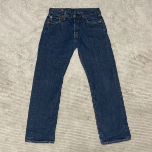 Levi’s 501 Jeans - Använt ett par gånger, bra skick, ljusbrun och gul stitching, inga skador. Priset kan diskuteras.