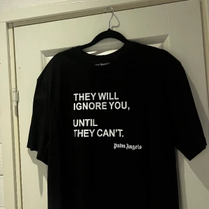 palm angels t shirt - den e L och var för liten på mig så säljer den här är 183 men sitter mer som en m/s