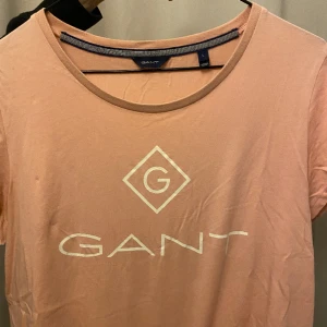 Gant t-shirt  - Färgen syns inte bra i bilden. Men en fin Gant T-shirt som är i fint skick ❤️ kom privat för fler bilder 