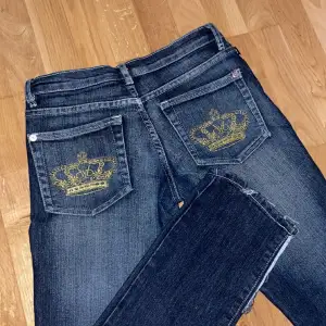 Super fina jeans från Victoria Beckham 🩷passar inte längre så därför säljer jag dom. Midjemåttet rakt över är 35cm - innerbenet är 68cm. Har klippt i sidan på   jeansen så att dom blir mer bootcut.  Köparen står för frakten 🩷