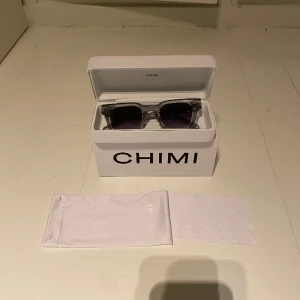 Gråa chimis 04 - Skit bra skick! Knappt använda alls. Kommer med box och allt annat på bilden. Snöret på påsen där de kan ligga i har åkt ut  men går fortfarande att använda.