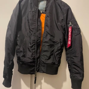 Bomber jacka - Alpha industries bomberjacka Storlek s Oanvänd 