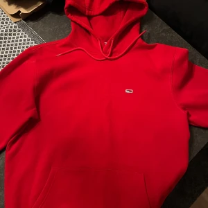 Tommy Hilfiger/tommy jeans hoodie - röd tommy hilfiger hoodie i storlek M, sitter mer som en S😊 oanvänd så den är i perfekt skick🌸 nypris 1295kr