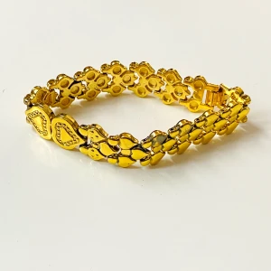 Armband hjärta  - Vackert guldfärgat armband med hjärtan, perfekt för Alla hjärtans dag 💘   Okänd metall 