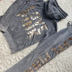 Victoria’s Secret PINK set - VS pink velour set. Lågmidjade byxor. Står stolek xs & s men sitter tajt om man har S-M, alltså stora i storleken. Byxorna har fickor bak. Bra skick finns endast en liten defekt vid ena handen. Vill du köpa trycker du på köp nu, jag postar inom 24h