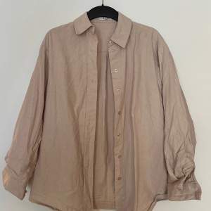 Oversize skjorta, använd fåtal ggr. Storlek 32 men är som en 36-38.