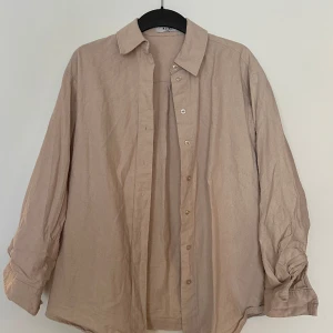 Oversize skjorta - Oversize skjorta, använd fåtal ggr. Storlek 32 men är som en 36-38.