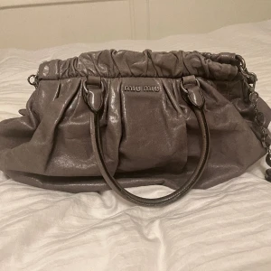 Miu Miu väska  - Super fin Miu Miu väska lite sönder på handtaget men det syns inte så mycket när man har den💗Kan gå ner i pris vid snabb affär💗