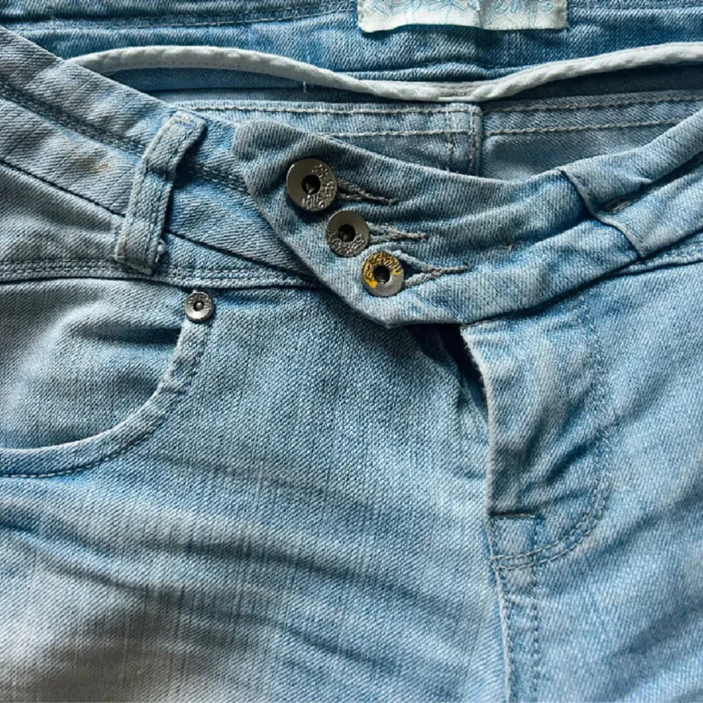 Lånade bilder!! De är köpta här på plick (ganska dyrt!) men de var tyvärr för stora🥲 Så snygga med ett SÅ snyggt spänne!❤️❤️ Midja:37, Innerbenslängd:80. Jeans & Byxor.