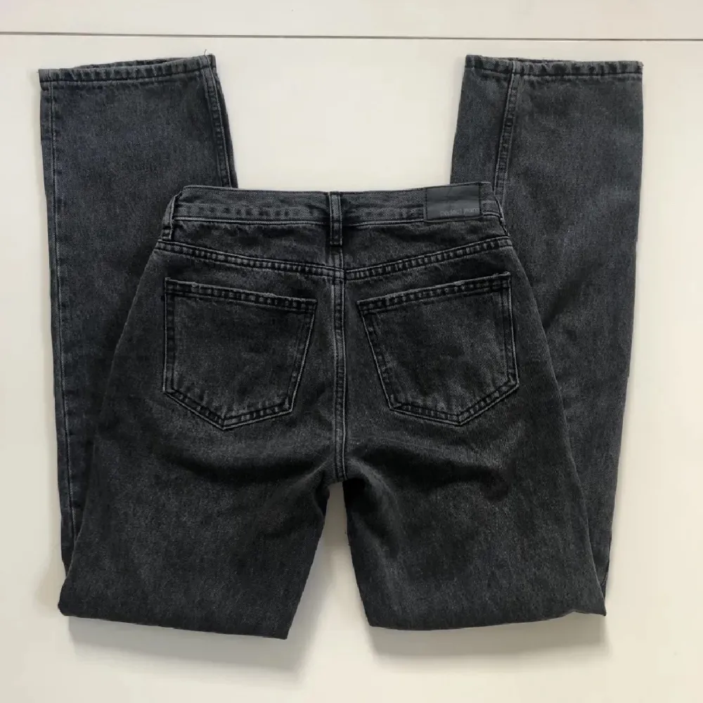 Gina tricots low straight jeans i färgen svart och storlek 32💕 jättebra skick, jättefina!🫶🏼 bara att fråga ifall du har nån fråga💕 nypris 500kr💘. Jeans & Byxor.