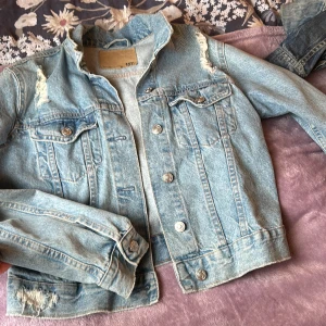 Jeans jacka  - En jeans jacka från lager 157 som ej säljs mer nästan aldrig använd inga defekter storlek s