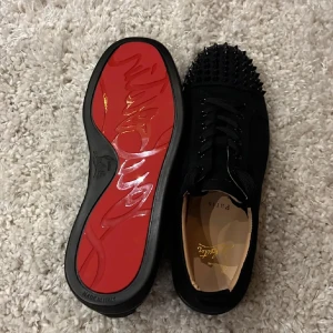 Christian Louboutin - Svarta loubs med spikar aldrig använda. Säljer pågrund av dom va för stora och för osköna för mig. Pris kan diskuteras.