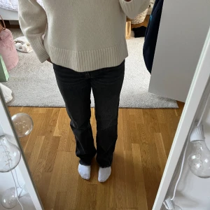 Jeans - Raka jeans med medelhög / låg midja! Har klippt av dom lite där nere, sitter bra på mig som är 167💖